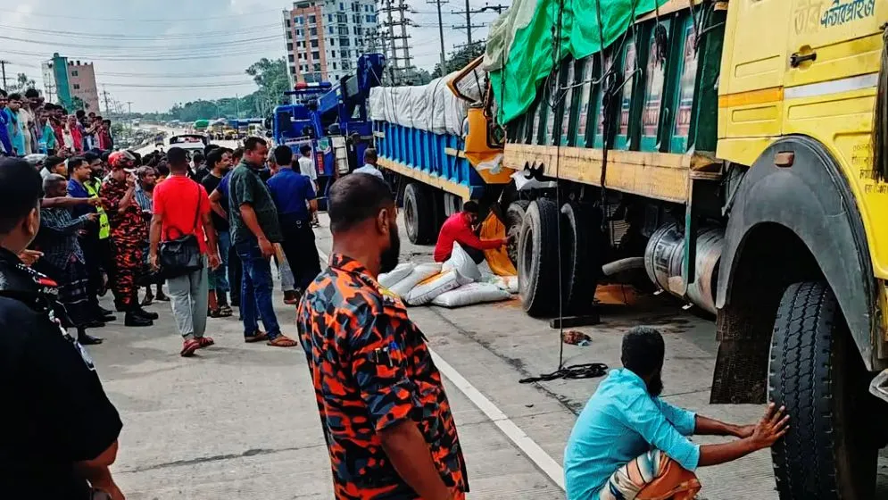 বগুড়ায় দুই ট্রাকের সংঘর্ষে প্রাণ গেল ৩ জনের