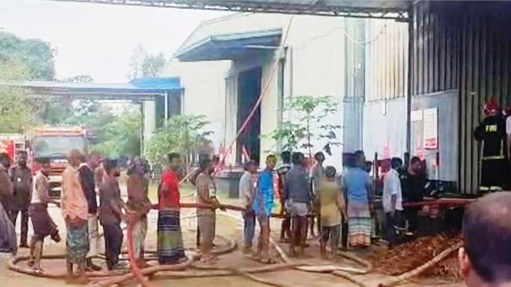 আমেরিকান টোবাকোর গুদামে আগুন, নিয়ন্ত্রণে ৬ ইউনিট
