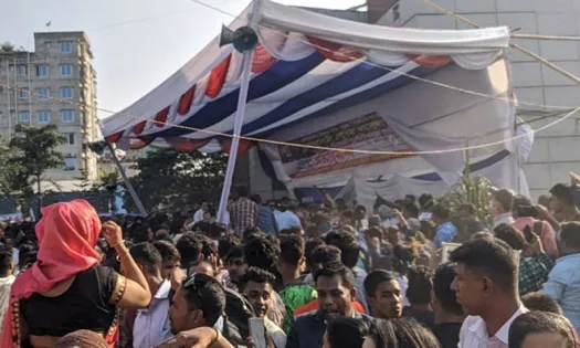 চট্টগ্রামে ভেঙে পড়ল বিএনপির সভামঞ্চ