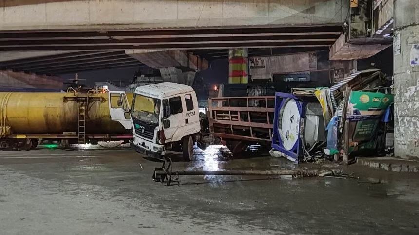 Oil wagon-lorry collision leaves 1 dead in Chattogram