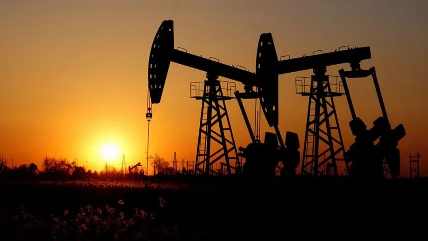 Oil rises on supply worries, US summer demand hopes