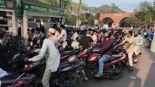 ব্যাংক খোলায় জ্বালানি তেলের সংকট কেটে যাওয়ার প্রত্যাশা