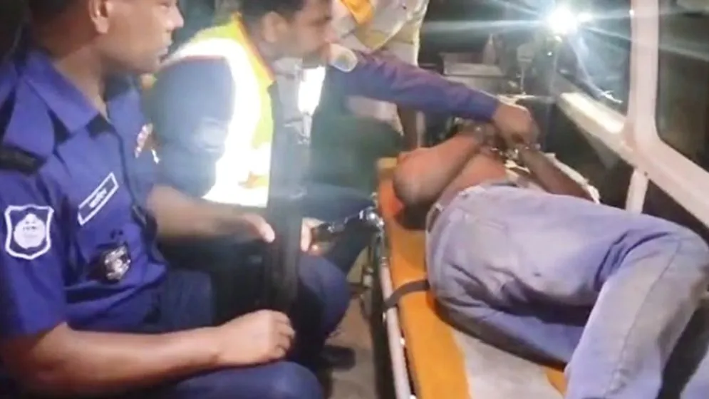 ছাত্রদল নেতাকে লক্ষ্য করে গুলি, পিস্তলসহ হামলাকারীকে ধরে পুলিশে দিলেন জনতা