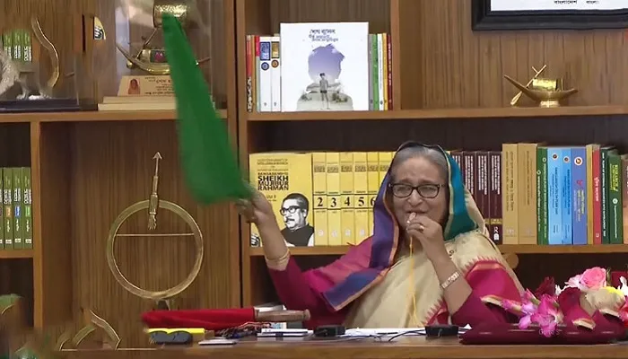 সবুজ পতাকা নেড়ে নতুন রেলপথ উদ্বোধন করলেন প্রধানমন্ত্রী