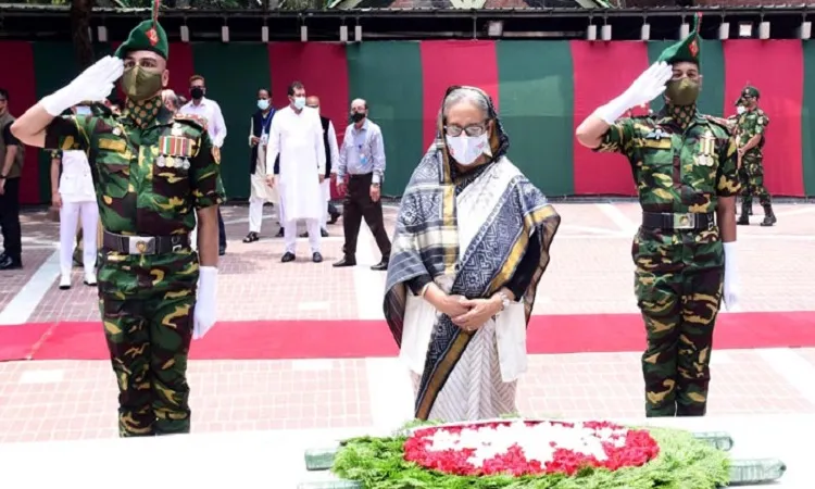 টুঙ্গিপাড়ায় সন্তানদের নিয়ে বঙ্গবন্ধুর সমাধিতে প্রধানমন্ত্রীর শ্রদ্ধা