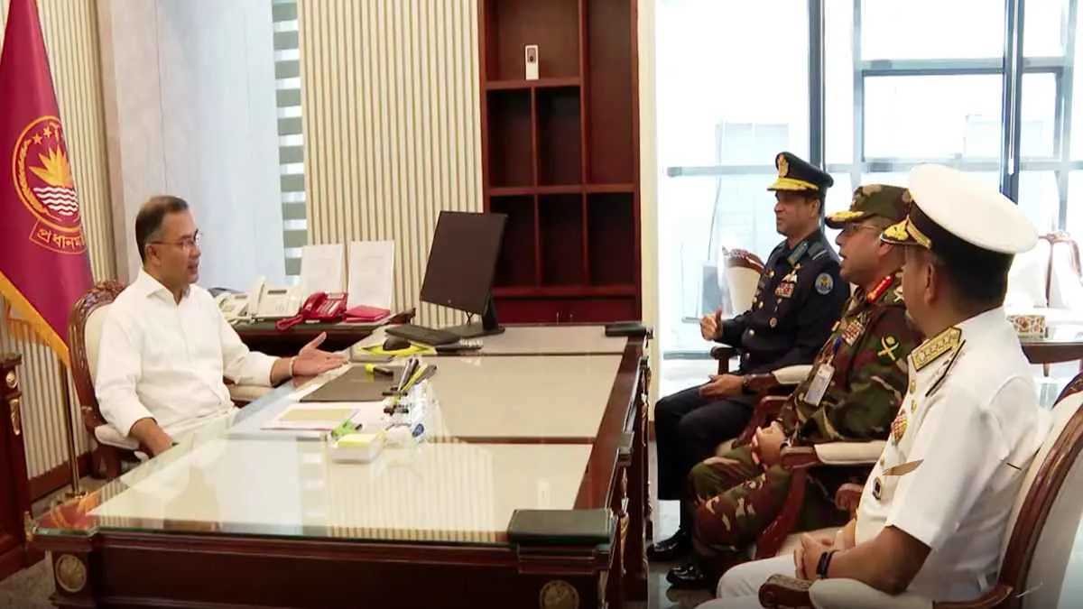 সচিবালয়ে প্রধানমন্ত্রী ও তিন বাহিনীর প্রধানদের বৈঠক