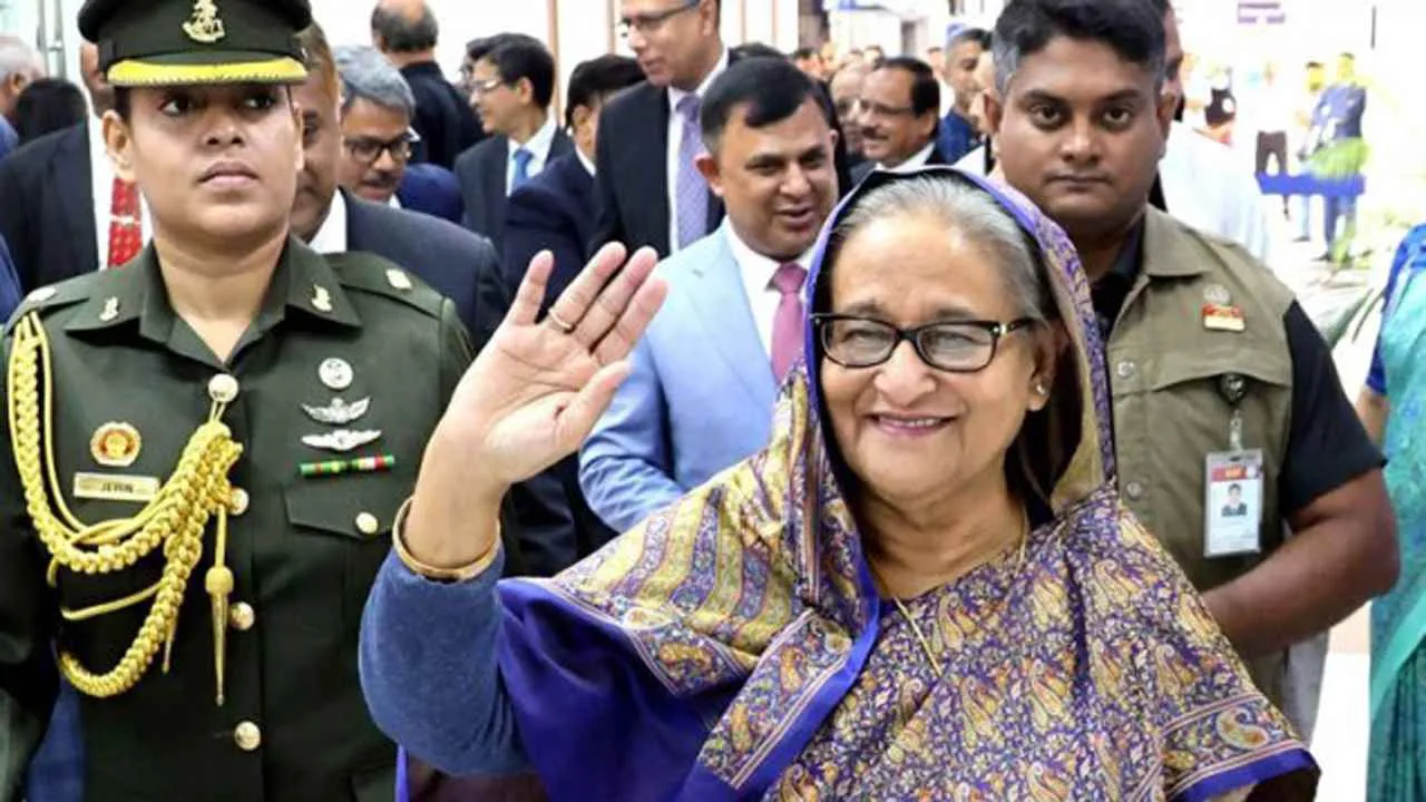 দেশে ফিরলেন প্রধানমন্ত্রী