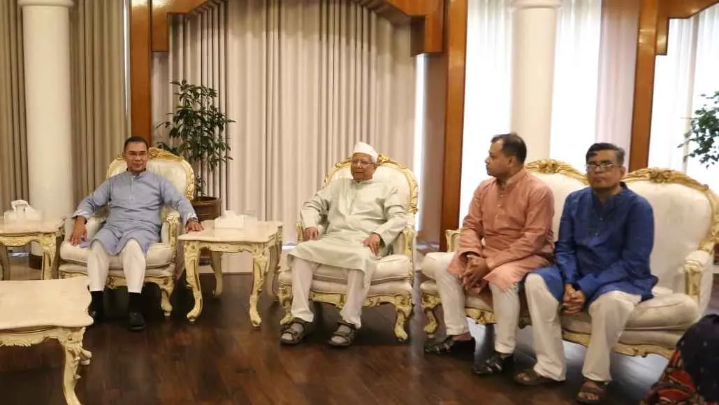 যমুনায় প্রধানমন্ত্রীর সঙ্গে ড. ইউনূসের ঈদের শুভেচ্ছা বিনিময়