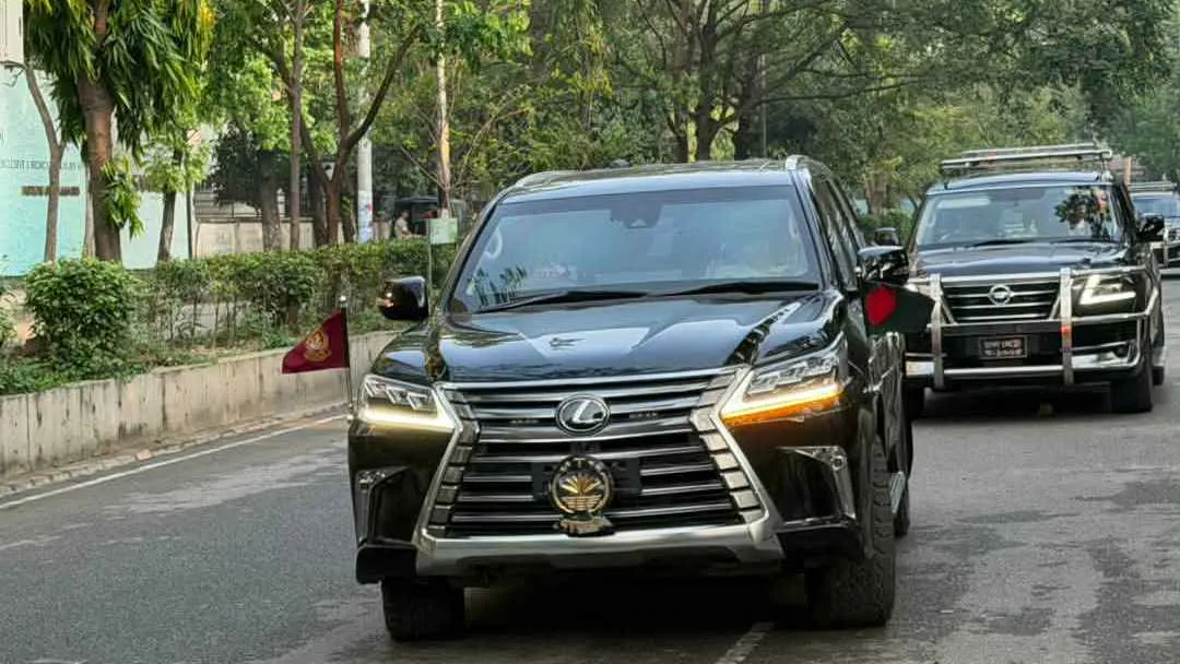 প্রথমবারের মতো পতাকাবাহী গাড়িতে প্রধানমন্ত্রী