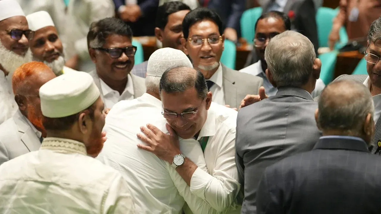 প্রধানমন্ত্রী-বিরোধীদলীয় নেতার কোলাকুলি, রাজনীতির উত্তাপের মাঝে সৌহার্দ্যের বার্তা