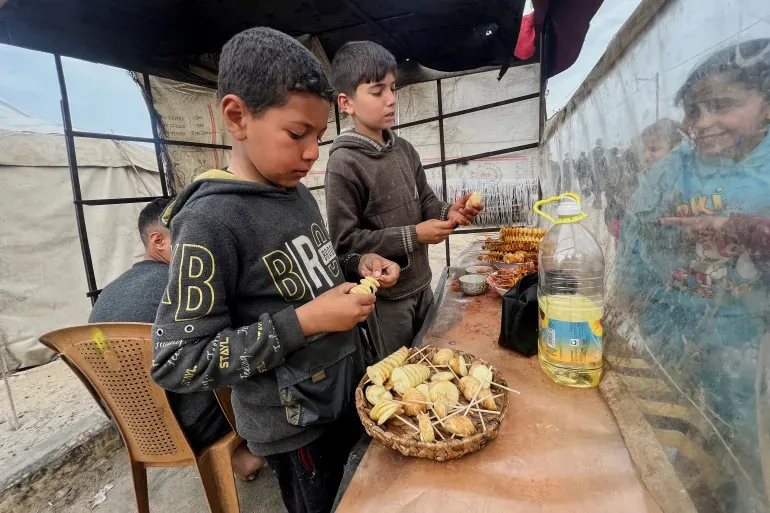بطاطس فاسدة.. طعام أطفال غزة "المحظوظين" للبقاء على قيد الحياة