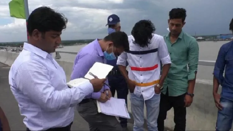 পদ্মা সেতুতে গাড়ি পার্কিং করায় জরিমানা