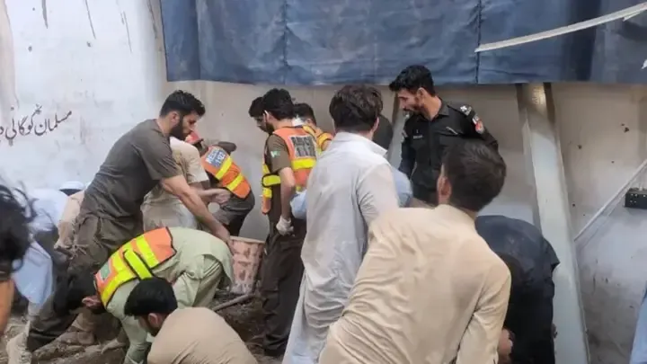 পাকিস্তানে স্কুলের ছাদ ধসে নিহতের সংখ্যা বেড়ে ৩০