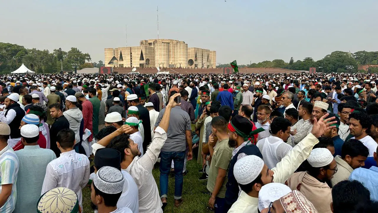 কিছুক্ষণের মধ্যে শুরু হতে যাচ্ছে হাদির জানাজা