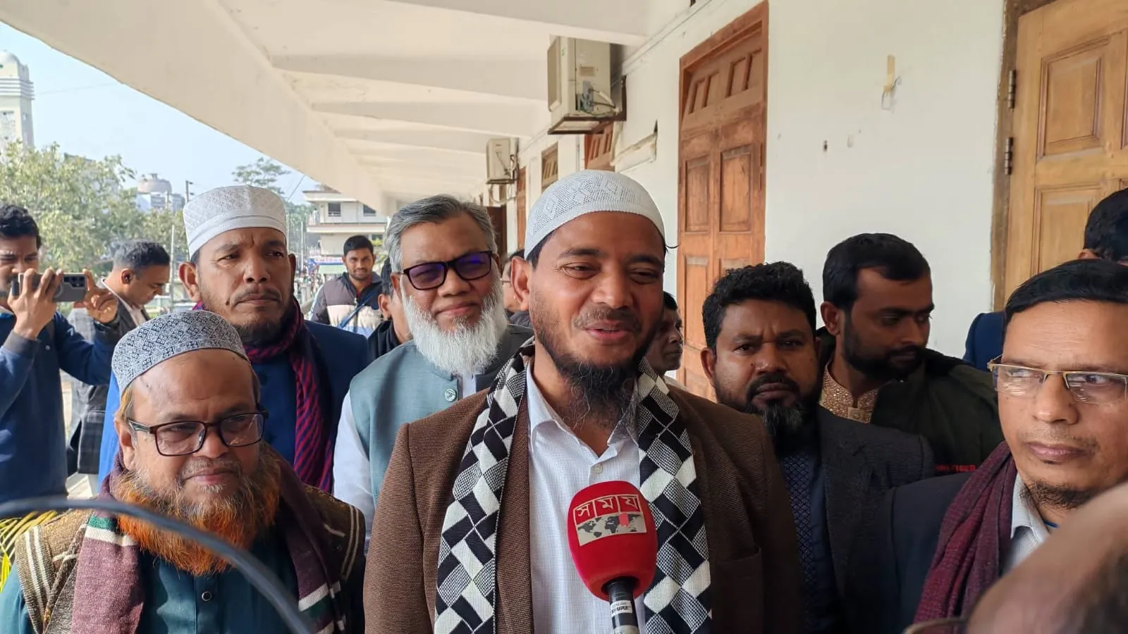 অবৈধ অস্ত্র উদ্ধারসহ সন্ত্রাসীদের গ্রেফতার করতে হবে - ড. মাসুদ