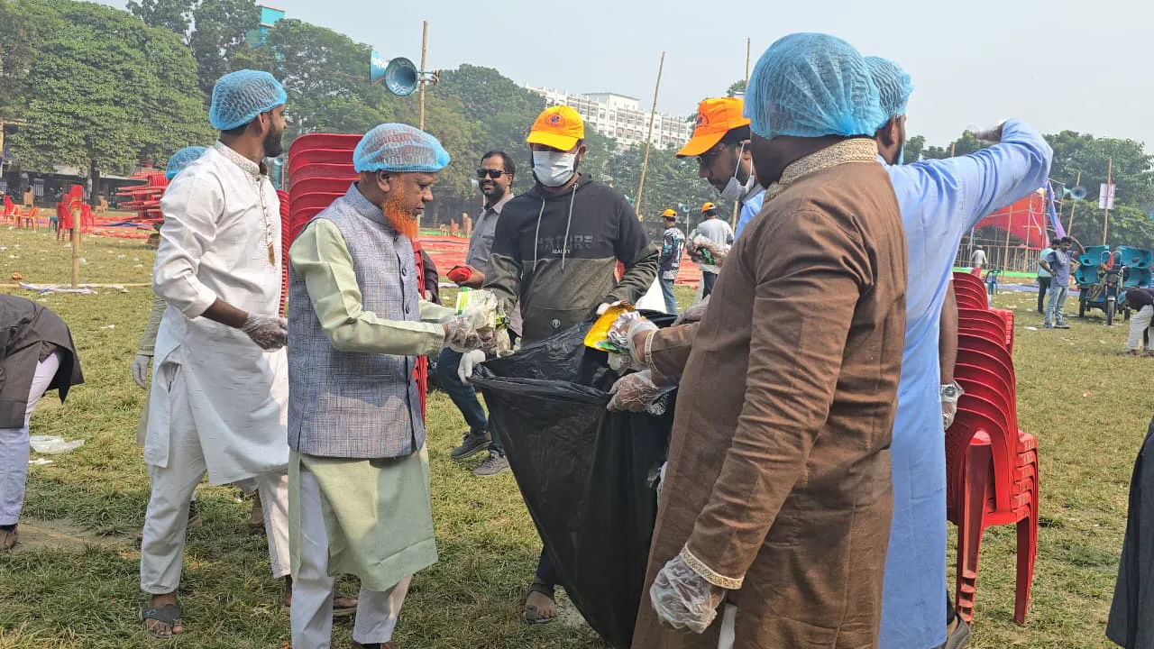 চাঁপাইনবাবগঞ্জে ছাত্র-যুব সমাবেশ শেষে মাঠ পরিচ্ছন্ন করছে জামায়াত