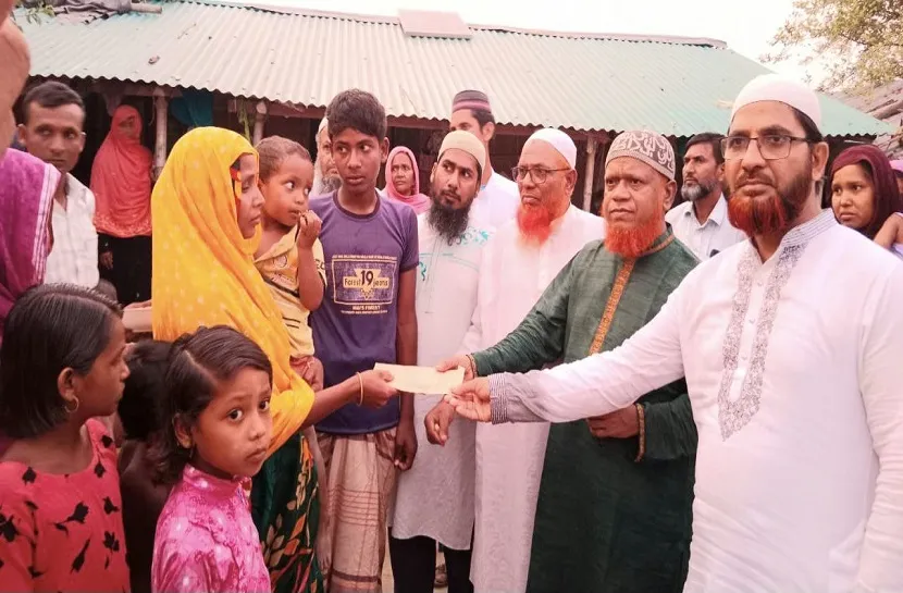 চাঁপাইনবাবগঞ্জে বজ্রপাতে নিহতদের পরিবারকে নূরুল ইসলাম বুলবুলের অর্থ সহায়তা প্রদান