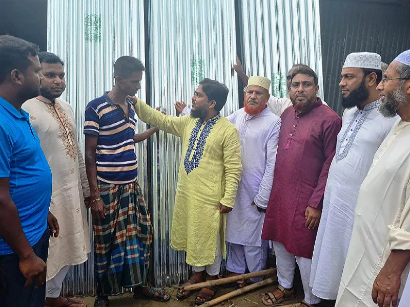 ঠাকুরগাঁওয়ে অগ্নিকাণ্ডে ক্ষতিগ্রস্ত পরিবারে জামায়াতের ঢেউটিন বিতরণ
