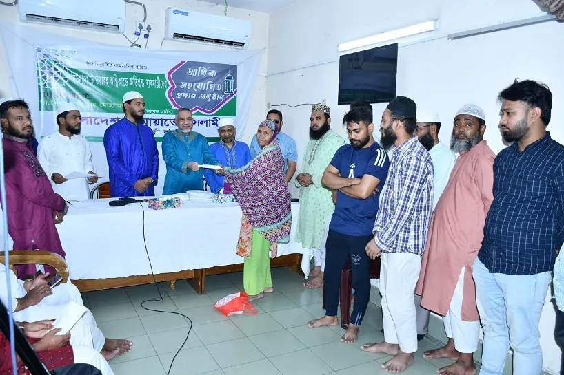 নিউমার্কেটে অগ্নিকাণ্ড, ক্ষতিগ্রস্তদের মাঝে জামায়াতের আর্থিক সহায়তা প্রদান