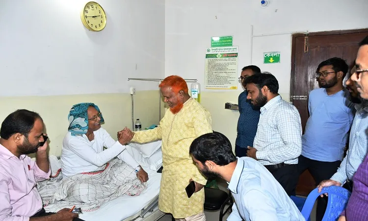 কবি আব্দুল হাই শিকদারের শয্যাপাশে জামায়াত নেতা বুলবুল
