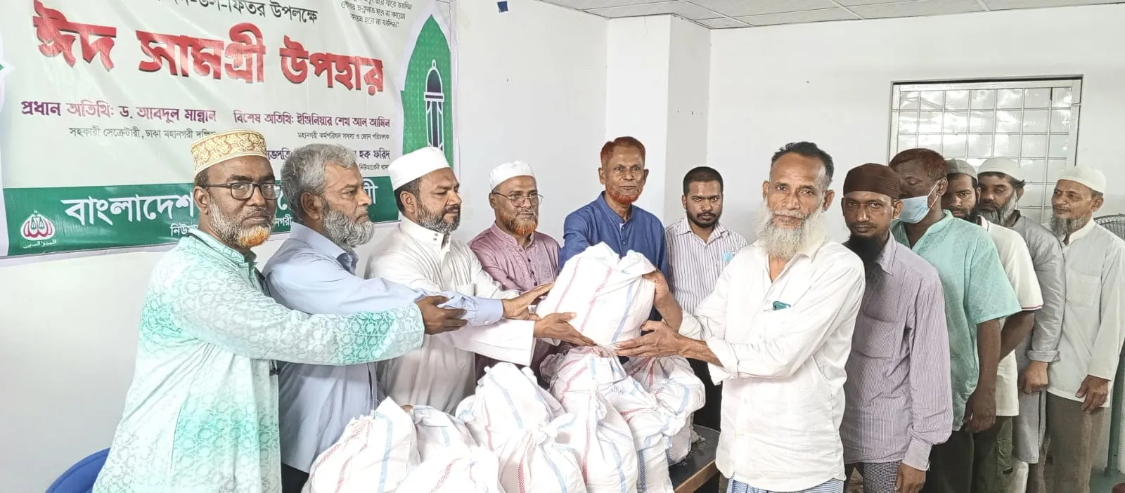 অগ্নিকাণ্ডে ক্ষতিগ্রস্ত ও অসহায় মানুষের মাঝে জামায়াতের ঈদ উপহার প্রদান