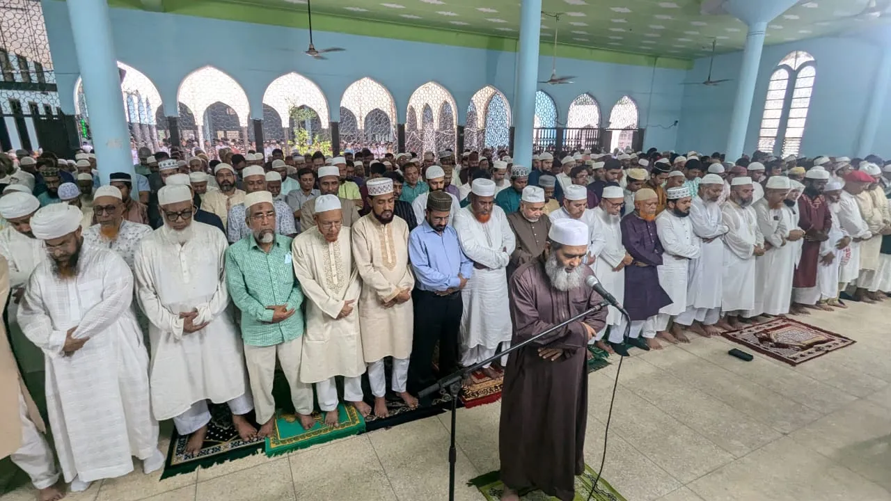 কবি আসাদ বিন হাফিজের নামাজে জানাজায় মানুষের ঢল