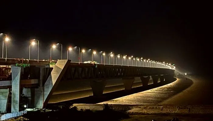 আলোয় ঝলমল পুরো পদ্মা সেতু