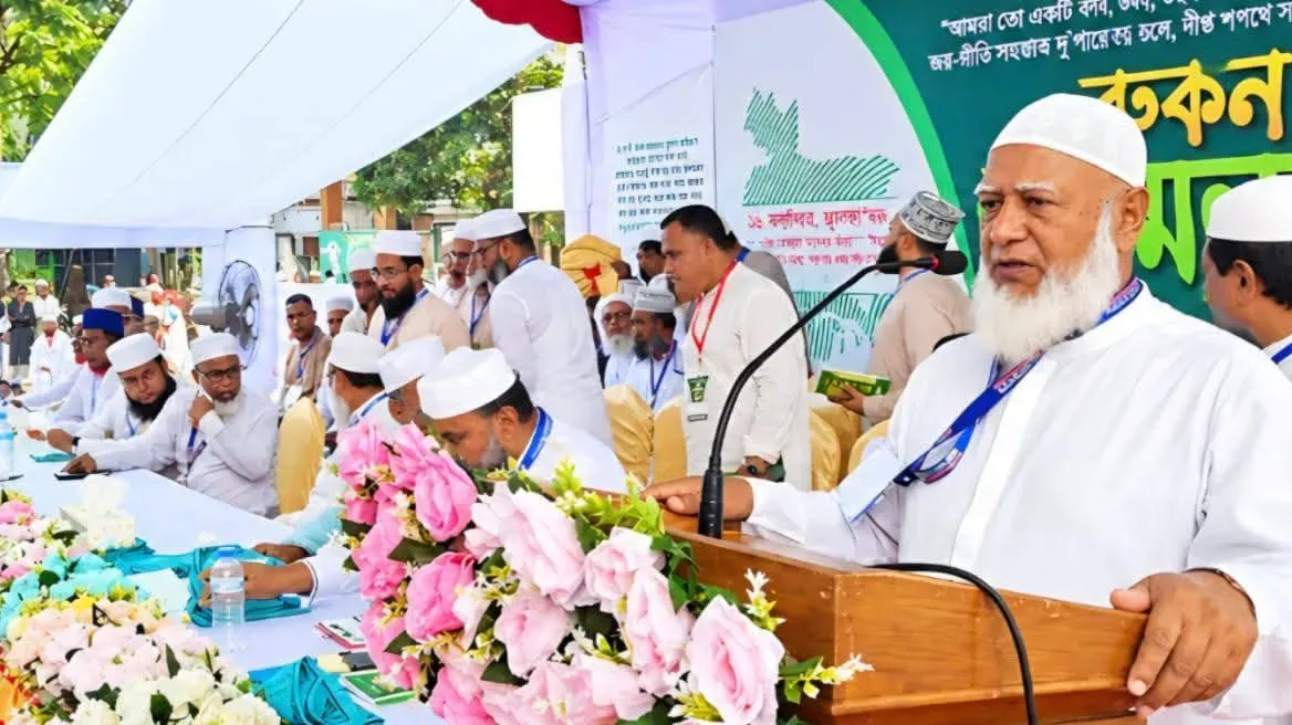 এক লুটেরার হাত থেকে আরেক লুটেরার হাতে ক্ষমতা গেছে