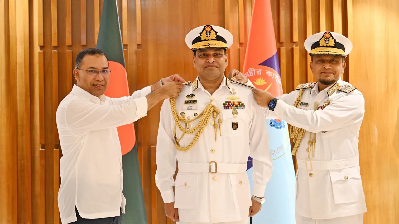 নবনিযুক্ত নৌপ্রধানকে র‌্যাঙ্ক ব্যাজ পরিয়ে দিলেন প্রধানমন্ত্রী