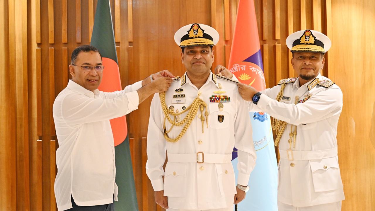 Prime-Minister-confers-Vice-Admiral-rank-badge-on-new-Navy-Chief