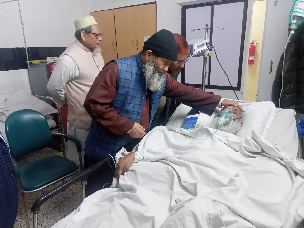 এড: আব্দুল লতিফকে হাসপাতালে দেখতে গেলেন অধ্যাপক মুজিবুর রহমান