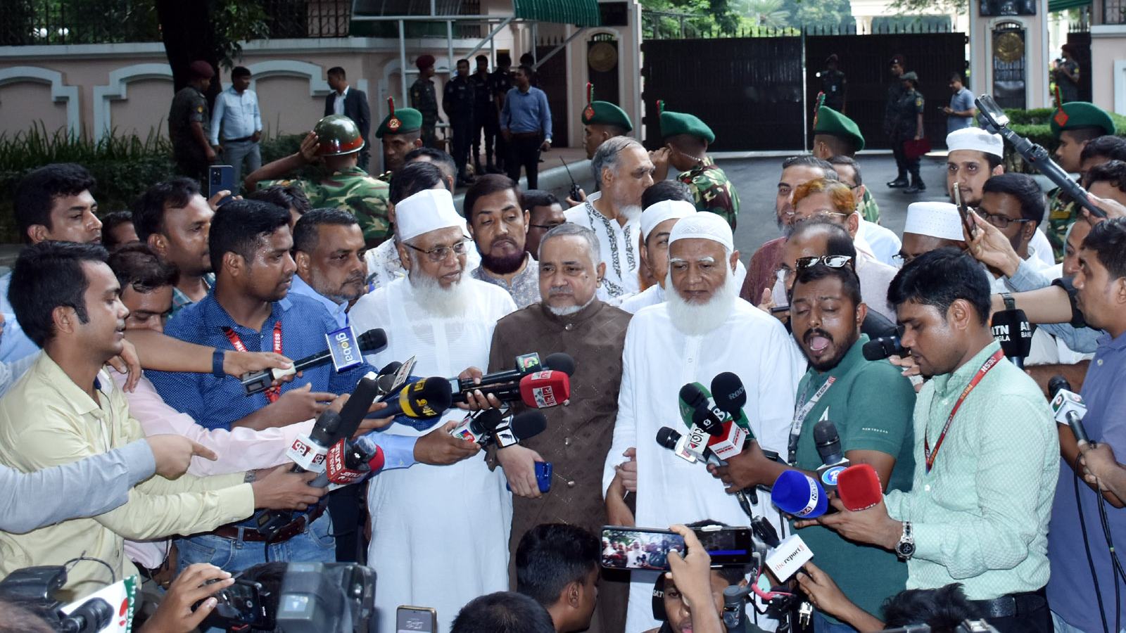 অন্তর্বর্তীকালীন সরকারের প্রধান উপদেষ্টার সাথে  জামায়াত নেতৃবৃন্দের বৈঠক অনুষ্ঠিত