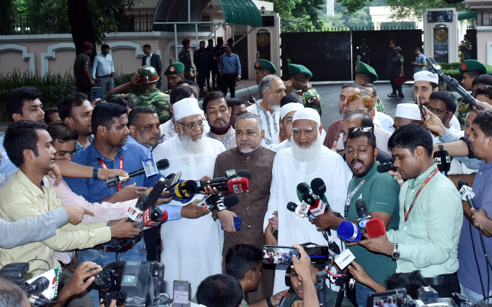 অন্তর্বর্তীকালীন সরকারের প্রধান উপদেষ্টার সাথে  জামায়াত নেতৃবৃন্দের বৈঠক অনুষ্ঠিত