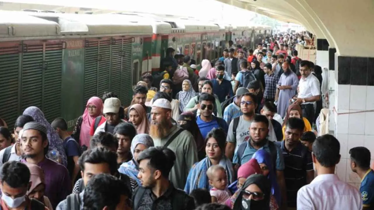 ঈদের ছুটি কাটিয়ে ঢাকায় ফিরতে শুরু করেছেন কর্মজীবীরা