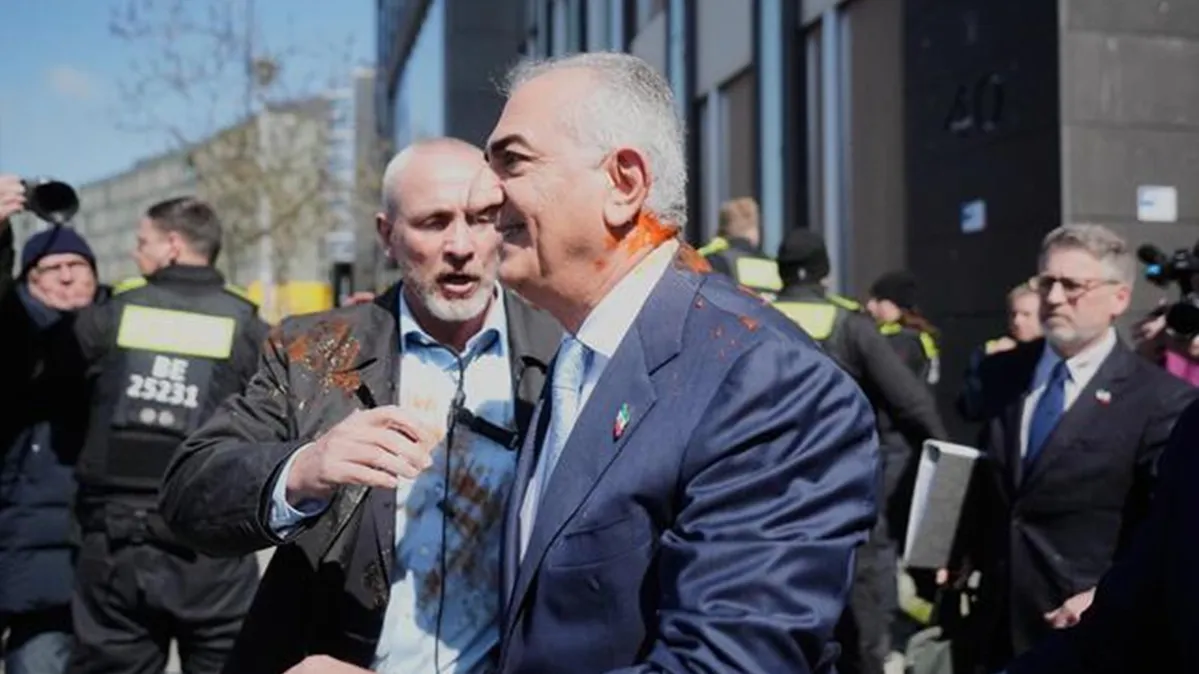 জার্মানিতে রেজা পাহলভিকে ‘লাল রঙের তরল’ নিক্ষেপ