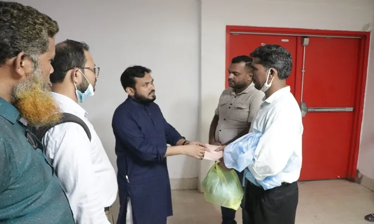 লক্ষ্মীপুরের অগ্নিদগ্ধদের চিকিৎসার দায়িত্ব নিলেন ড. রেজাউল করিম