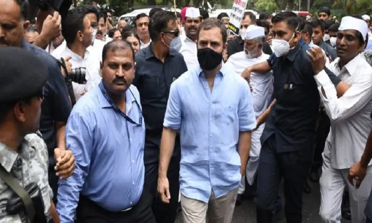 ভারতে কংগ্রেসের শীর্ষস্থানীয় নেতা রাহুল গান্ধী আটক
