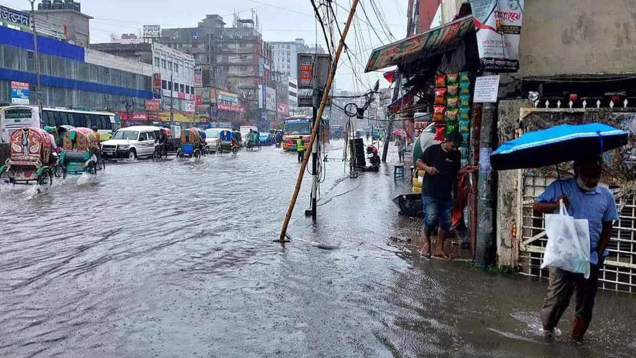 হঠাৎ বৃষ্টিতে রাজধানীতে নাজেহাল জনজীবন