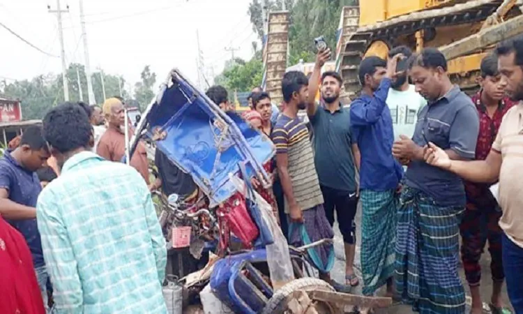 রাজবাড়ী মহাসড়কে ত্রিমুখী সংঘর্ষ, নিহত ৬