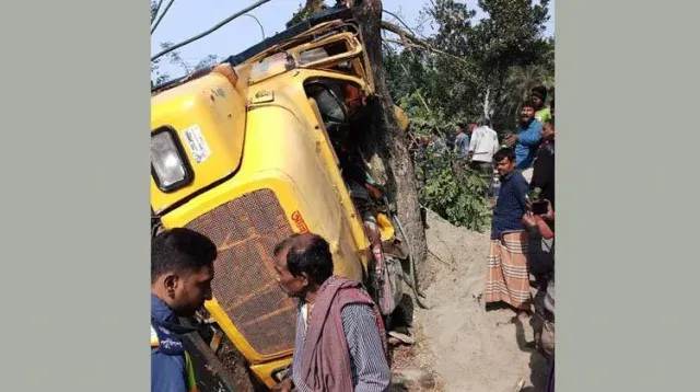রাজশাহীতে ট্রাক-অ্যাম্বুলেন্স সংঘর্ষে নিহত ৩