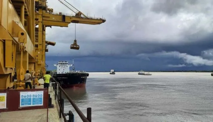 রামপাল : কয়লা নিয়ে মোংলায় ভিড়ল চীনা জাহাজ