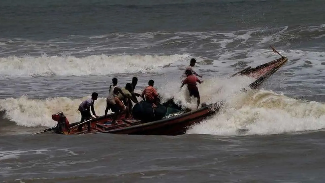 ৬ অঞ্চলের নদীবন্দরে ২ নম্বর সতর্ক সংকেত