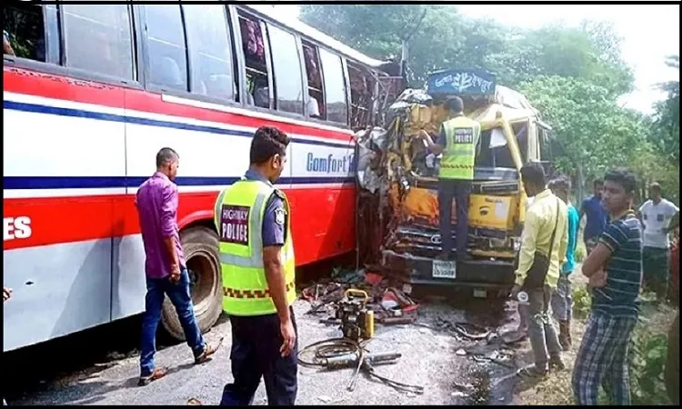 বাগেরহাটে বাস-ট্রাক সংঘর্ষ, শিশুসহ নিহত ৩