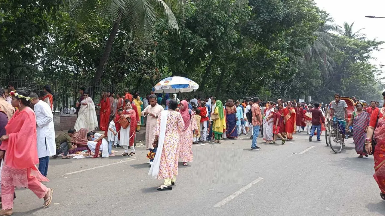 রোদ-গরম উপেক্ষা করে রমনায় মানুষের ঢল
