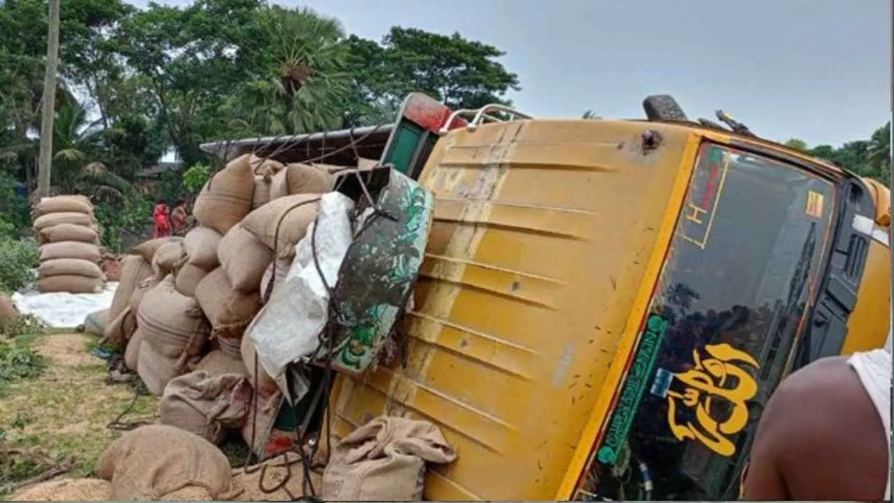 সাতক্ষীরায় ট্রাক উল্টে দুই শ্রমিক নিহত, আহত ১১