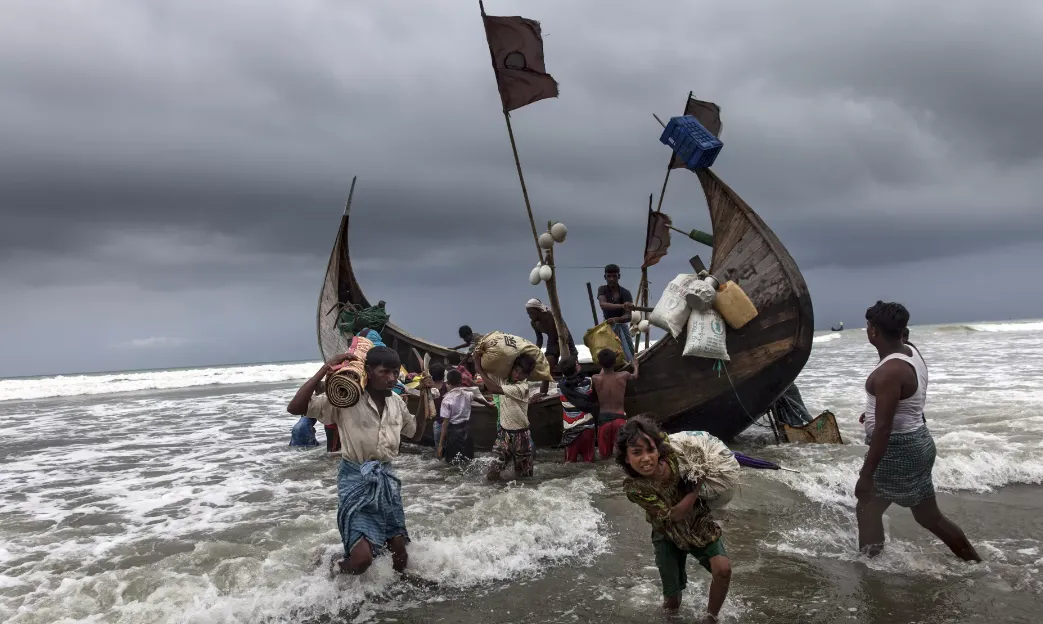 বঙ্গোপসাগর হয়ে মেরিন ড্রাইভ দিয়ে বাংলাদেশে ঢুকছে রোহিঙ্গারা
