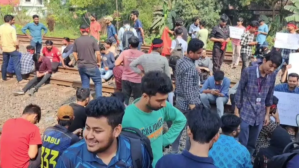 গাজীপুরে শিক্ষার্থীদের রেলপথ অবরোধ