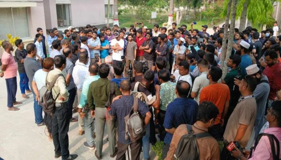 রাত ৮টার মধ্যে হল খুলে দেওয়ার দাবি কুয়েট শিক্ষার্থীদের