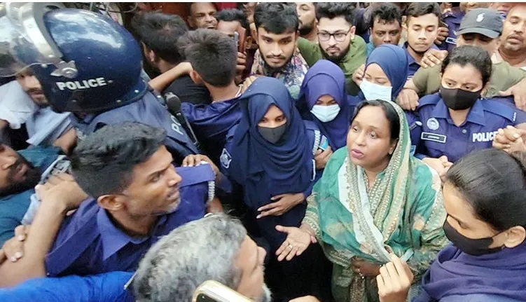 রাতভর অভিযান, সকালে গ্রেফতার আইভী