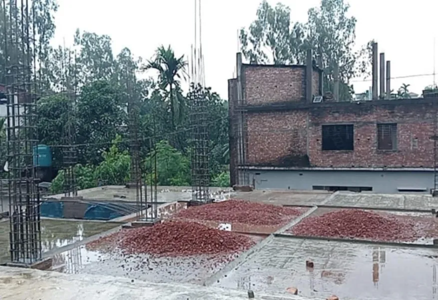 পলাশবাড়ীতে পৌর বিল্ডিং কোড অমান্য করে ভবন নির্মাণ